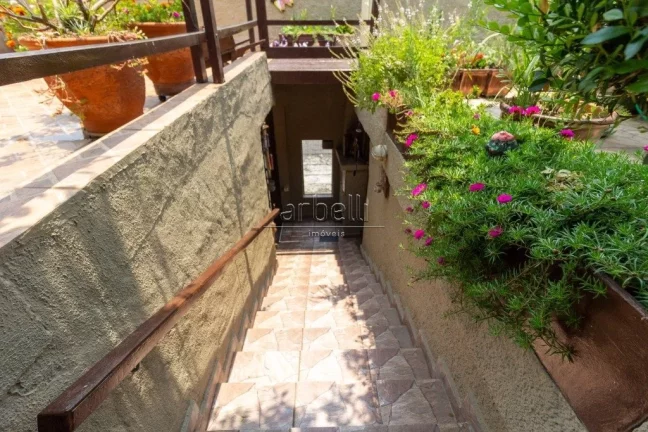 Imagem Casa com 460 metros quadrados de área total e 250 metros quadrados de área construída. Com 4 dorm...