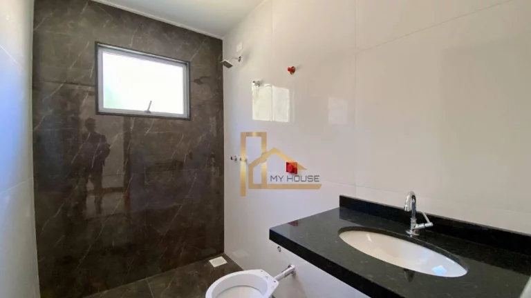 Imagem Casa Linear Com 3 Quartos, Suíte e Quintal a Venda em Albuquerque - Teresópolis-RJ.