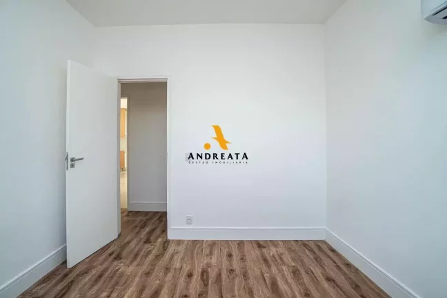Imagem Apartamento espaçoso com 130m²; 4 quartos, sendo 1 suíte; 2 banheiros, 1 lavabo e um banheiro de serviço.