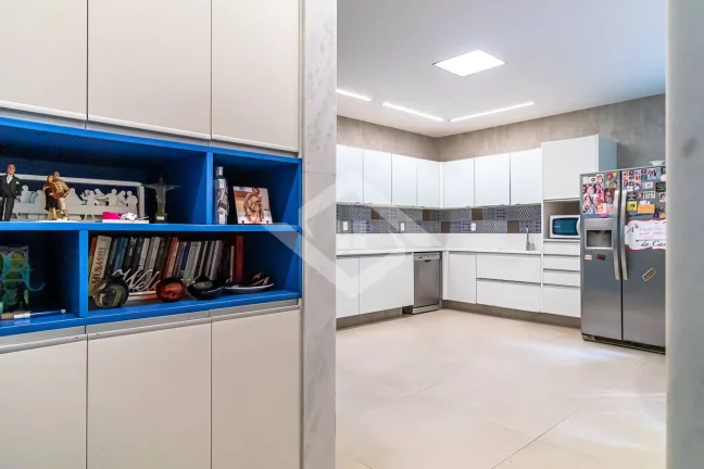 Imagem Casa Triplex de 4 Quartos para Venda no Humaitá com 595 m²