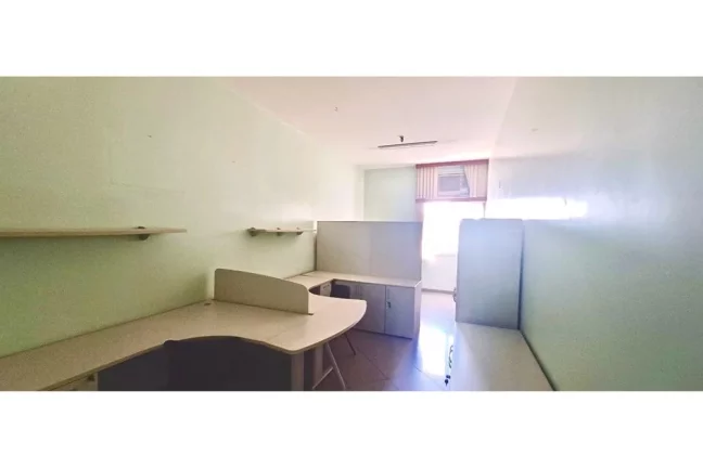 Sala comercial de 33m² com VAGA a venda ao lado do metro Cinelândia, mobiliada e pronta para uso.