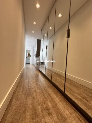 Imagem Casa finamente mobiliada á venda com 4 suítes, 4 vagas de garagem em condomínio fechado na Barra em Balneário Camboriú.