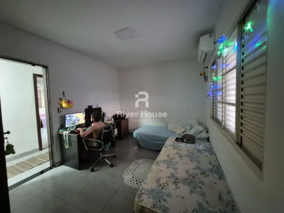 Imagem Belíssima Casa para Venda no Valor R$ 1.200.000,00 ; Area 882 m² ; 05 Suítes ; Boa Esperança, Cuiabá - MT 01 Area da Frente 01 Sala 05 Quartos sendo 05 Suítes uma Master 06 Banheiros 01 Cozinha 01 Area fundos 01 Lavanderia 06 Vagas de Garagem Piscina. Loc