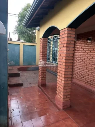 Vende-se casa com dois quartos no centro da cidade - Igarapava/SP