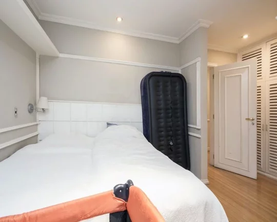 Imagem Lindo apartamento, amplo living para 3 ambientes com piso de tábuas de ipê, terraço, jardim de in...