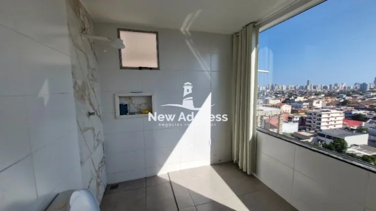 Imagem Casa triplex com vista privilegiada de Vila Velha, sala ampla, suíte com closet e garagem para até 3 carros. Imóvel espaçoso e bem distribuído.