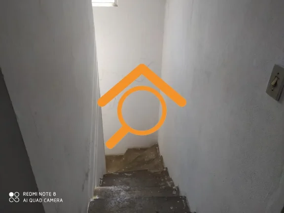 Imagem São 2 casas independentes, cada uma com 3 dormitórios e com 2 vagas de garagem. Próximo a estação de trem Varginha.