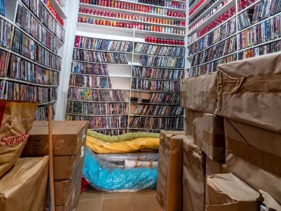 Imagem VENDO CASA CIDADE JARDIM - Próximo à Praça Alfredo Volpi. A casa possui 04 suítes sendo uma master e uma suíte com sala íntima, living para três am