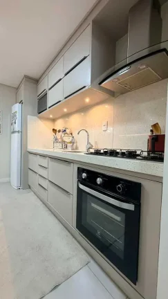 Imagem Apartamento com 2 dormitórios sendo 1 suíte e 1 vaga de garagem em Navegantes/SC