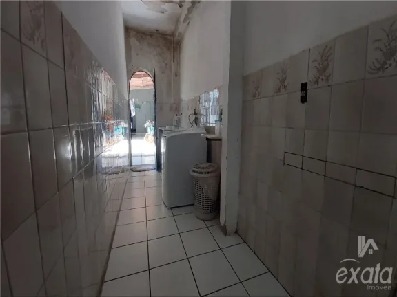 Imagem Manoel Plaza, casa com 3 quartos com 1 suite, sala e cozinha ampla, banheiro social, varandão, 3 vagas de garagem, terreno de 300 m²