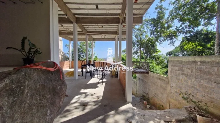 Imagem Casa triplex com vista privilegiada de Vila Velha, sala ampla, suíte com closet e garagem para até 3 carros. Imóvel espaçoso e bem distribuído.