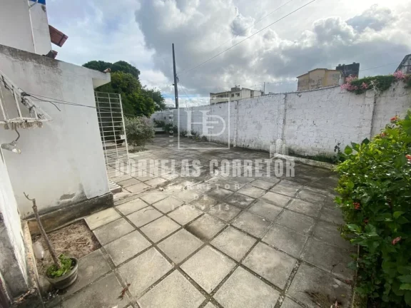 Imagem Casa Espaçosa com 6 Quartos e 2 Suítes à Venda por R$ 600 Mil