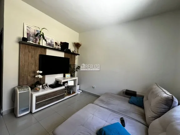 Imagem Casa à venda no bairro Jardim Espanha, Uberaba - 3 dormitórios, 2 banheiros e área de lazer!