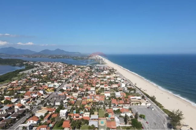 Imagem Terreno plano e murado de frente para o mar na barra de Maricá.