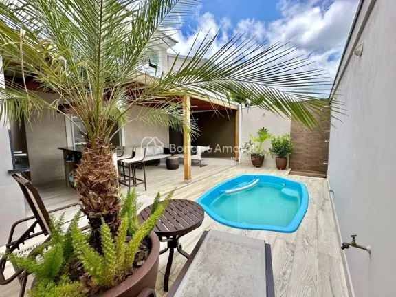 Imagem Encante-se com esta charmosa casa localizada em um condomínio de arquitetura moderna e aconchegante...