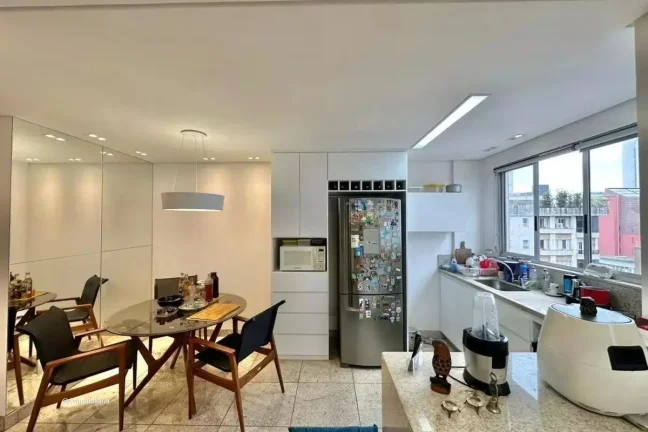 Imagem Localizado no charmoso bairro da Savassi, este espaçoso apartamento de 90 metros quadrados oferece ...
