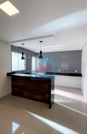 Imagem Sobrado à Venda 2 suites, churrasqueira, 2 vagas, na Ocian, Praia Grande - Fino Acabamento! 410mil