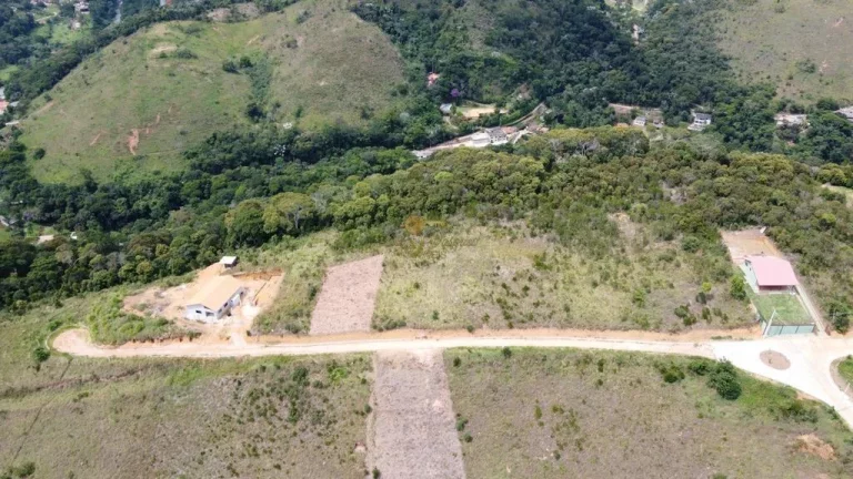 Imagem Terreno em Condomínio para Venda em Teresópolis / RJ no bairro Pessegueiros