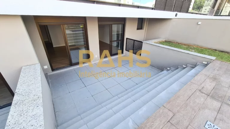 Imagem Amplo giardino no bairro América de Joinville! O Apartamento conta com 3 suítes, 2 salas, 5 banhei...