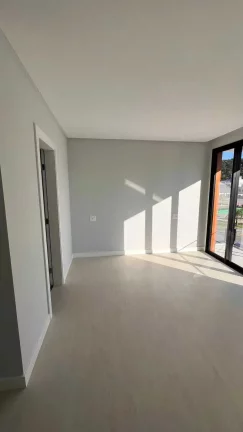 Imagem Sobrado Triplex com 4 suítes e 2 vagas de garagem em Camboriú