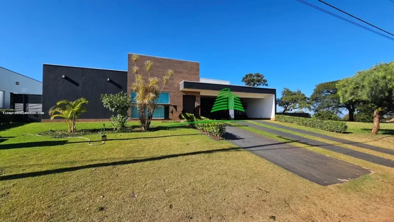 Imagem Casa para Venda em Arandu, Riviera de Santa Cristina I, 3 dormitórios, 3 suítes, 1 banheiro, 2 vagas