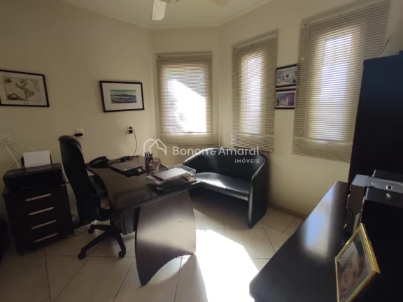 Imagem Localizada ao lado da área de lazer central do condomínio, com uma linda vista para mata. Casa est...