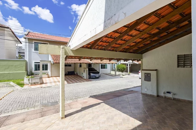 Imagem Sobrado em condomínio no Orleans com Piscina!