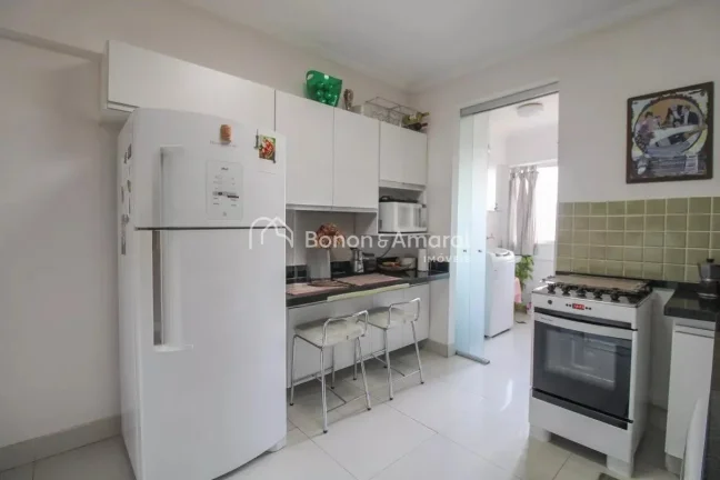 Imagem Imóvel amplo à venda no Cambuí, com 3 quartos e 2 banheiros. Apartamento reformado e muito bem lo...