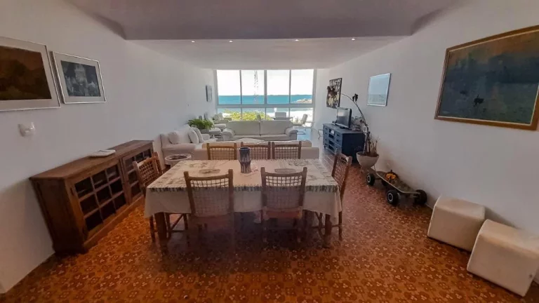 Imagem Pitangueiras - Frente ao mar - 05 dormitórios - 200 m² úteis - 01 vaga de garagem.