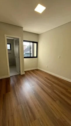 Imagem Casa Alto Padrão com 3 dormitórios sendo 1 suíte master e 2 vagas no América em Joinville/SC