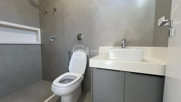 Imagem Impecável Casa em Condomínio à Venda em Alphaville Campo Grande 3, Campo Grande-MS: 3 Quartos, 3 Suítes, 3 Salas, 1 Banheiro, 4 Vagas, 180,38 m²!