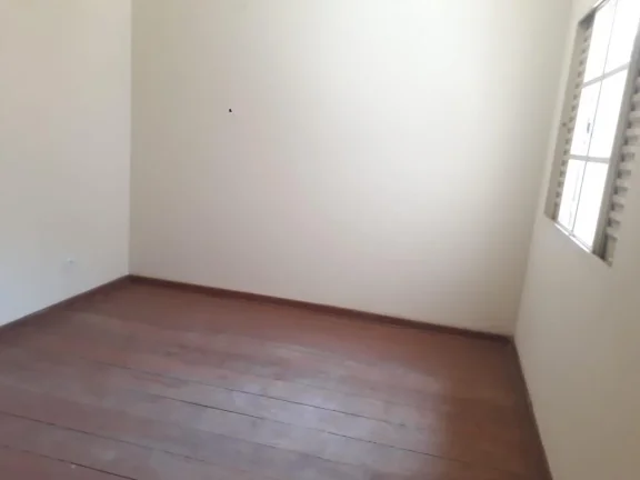 Imagem Casa com 3 dormitórios (1 suite), sala, banheiro social com box blindex e armários, cozinha com AE...