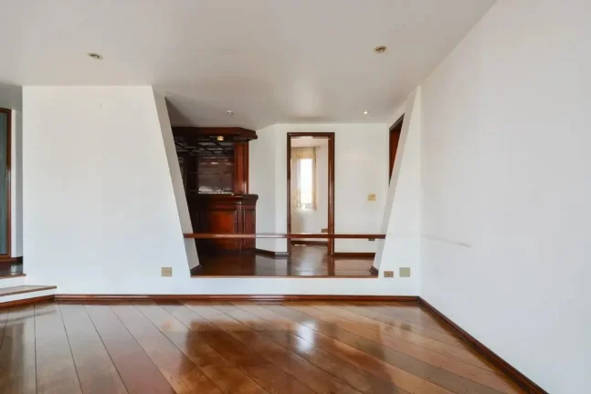 Imagem Apartamento 274M², 4Q, 1 Suíte, 4 Banheiros, 3 Vagas, Varanda, Piscina, Salão de Festas, Playground, Quadra, Hidro, Despensa.