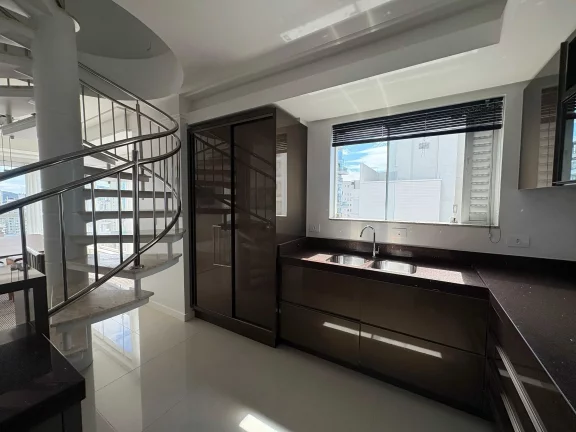 Imagem Cobertura Duplex com 5 dormitórios sendo 3 suites e 3 vagas no Centro de Balneário Camboriú