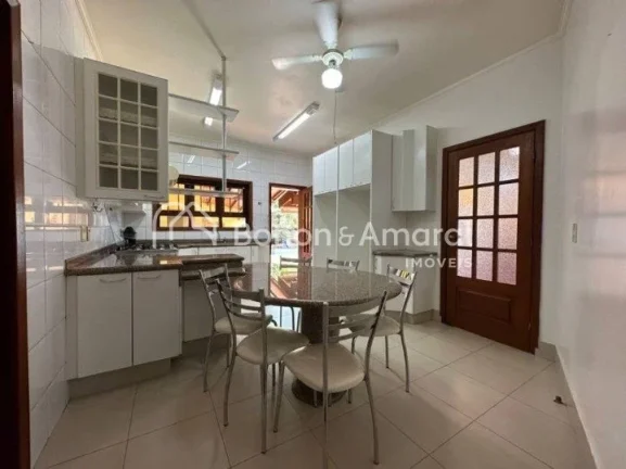 Imagem Linda casa em condomínio fechado. No piso superior há um hall, 3 quartos com varanda, sendo uma su...