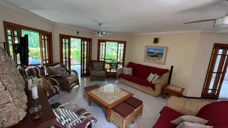 Imagem CASA EM CONDOMÍNIO COM 6 SUÍTES,SALA DE ESTAR E JANTAR,SALA DE TV,30 METROS DA ORLA,3 VAGAS DE GARAGEM
