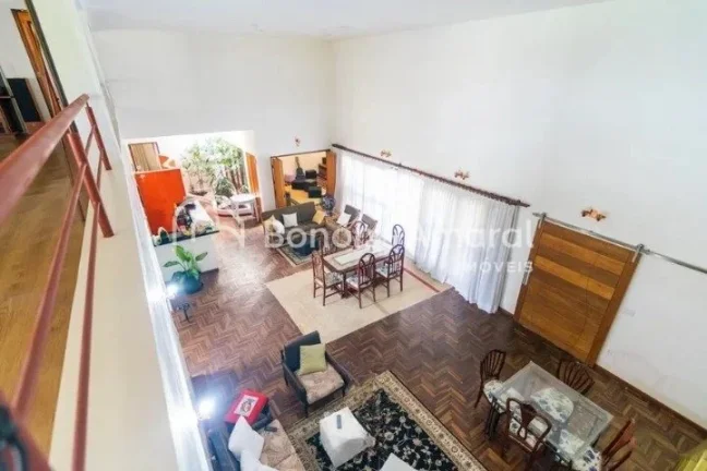 Imagem Linda e espaçosa casa com área construída de 600 m² em um terreno de 1.056 m². A residência, m...