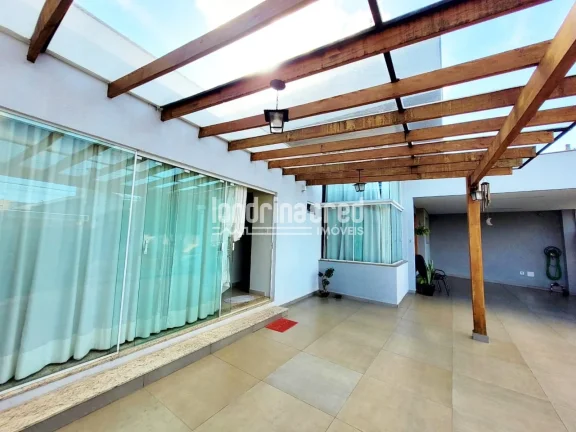 Imagem Excelente Casa no Jardim Coliseu com 3 Dormitórios (1 Suíte), 3 Vagas, 140m² de Construção em Terreno de 203m² – Aceita Financiamento! Aproveite!