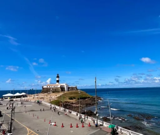 A 5ª Avenida imóveis selecionou essa rara unidade a venda no Condomínio Quinta da Barra, em frente ao mar do Farol da Barra, 4/4, suite 184,00m²