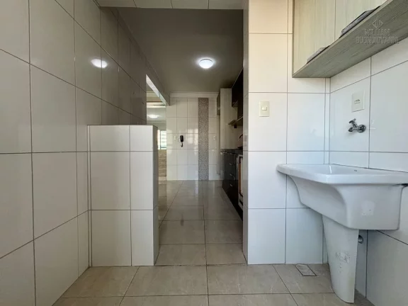 Imagem Apartamento em Praia Grande, com 2 quartos, 1 suíte, e uma sacada gourmet,80 m².