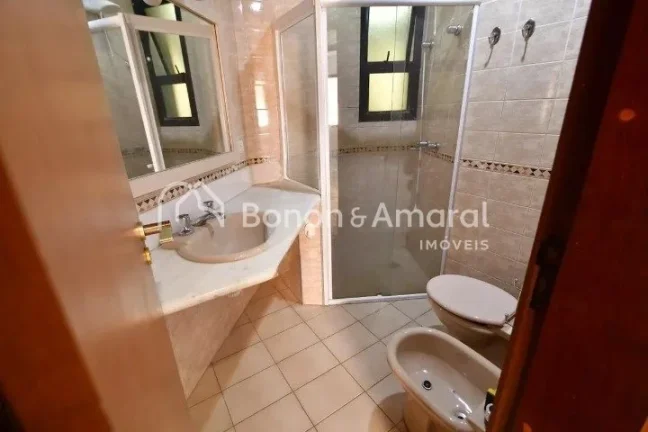 Imagem Aconchegante e espaçoso, este imóvel conta com 3 quartos, incluindo 1 suíte, e 3 banheiros no tot...