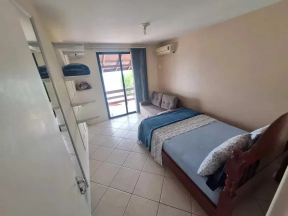 Imagem Casa mobiliada com 4 dormitórios sendo 2 suítes e 3 vagas de garagem em Florianópolis