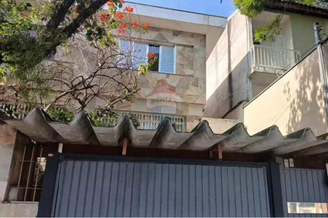 Imagem Casa com 4 dormitórios, 2 suítes, 5 banheiros, 3 vagas de garagem.