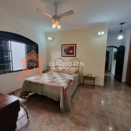 Imagem Sobrado com 3 Quartos à venda, 195m² - Campo Grande