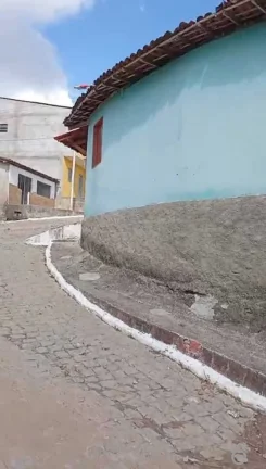 Casa de esquina, no centro de de Mar Vermelho, 51m2, 2/4, com garagem