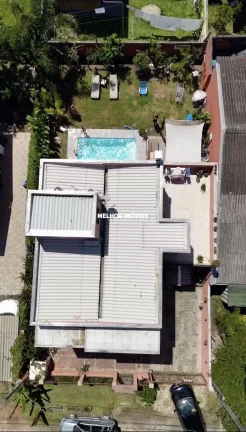 Imagem Casa Duplex á venda com 4 dormitórios localizada na praia Mariscal em Bombinhas.