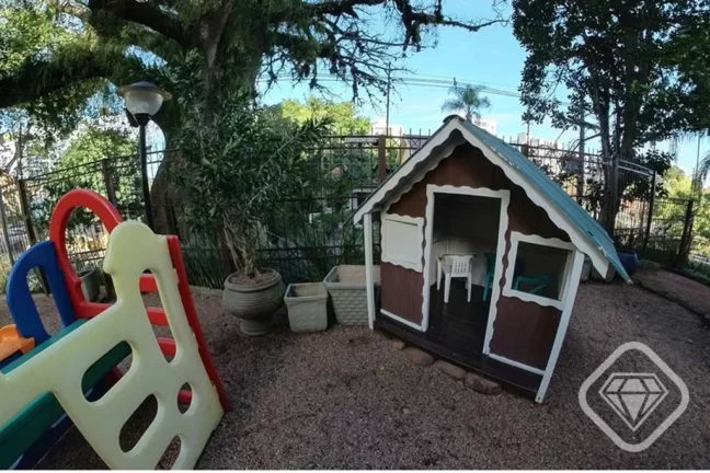 Imagem Apartamento espaçoso e bem localizado na Armando Barbedo para viver com conforto na Tristeza.

Trê...