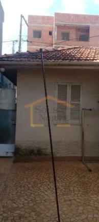 Imagem Imóvel com terreno de 250 m², composto por casa térrea e sobrado aos fundos.

A casa térrea disp...