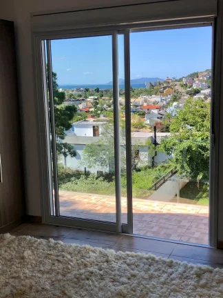 Imagem Luxuosa Casa de Alto Padrão no Jardim Panorâmico, Garopaba-SC: Conforto e Sofisticação!