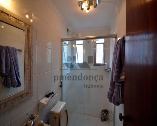 Imagem Apartamento muito bom, com armários no dormitório e cozinha, ar condicionado, sacada. Edifício co...